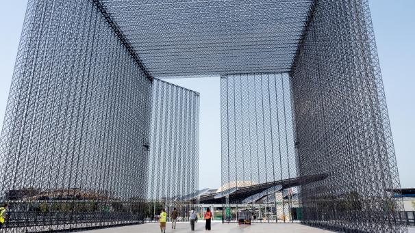 <p>Es wird groß: Ein riesiger Zugang ins Weltausstellungs-Gelände ist schon fertig.</p>