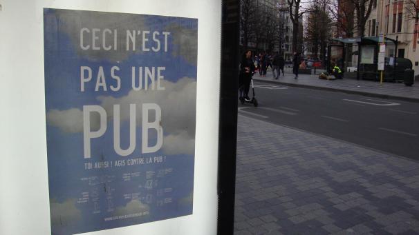 <p>Aktivisten der Gruppe „This is not an ad“ überklebten Werbetafeln mit eigenen Botschaften.</p>