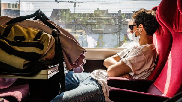 <p>In Zügen, die zu touristischen Zielen wie der Küste fahren, darf man während der Osterferien nur am Fenster sitzen.</p>