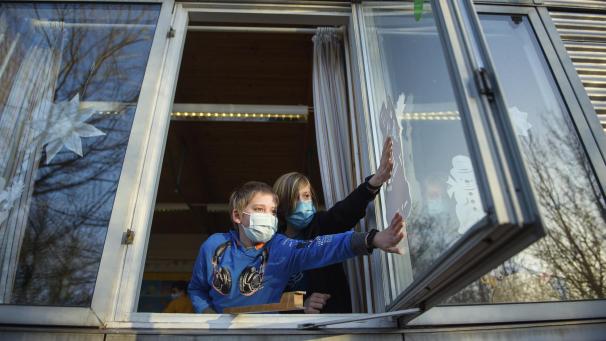 <p>Schüler mit Maske: Die Vivant-Fraktion kritisiert die Regelung in den Schulen.</p>