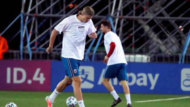 <p>„Respect - on and off the pitch“ steht auf dem Aufwärmshirt von Norwegen-Star Erling Haaland.</p>