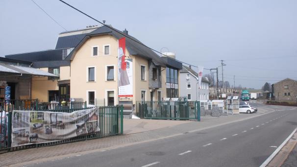 <p>Das allgemeine Bauunternehmen AS-Bau wird sich auf dem früheren Awaco-Gelände in der Büllinger Bahnhofstraße niederlassen. Im Gegenzug zieht der Baustoffhandel ASB-Gedimat in einen Neubau in das Gewerbegebiet Schwarzenbach um.</p>