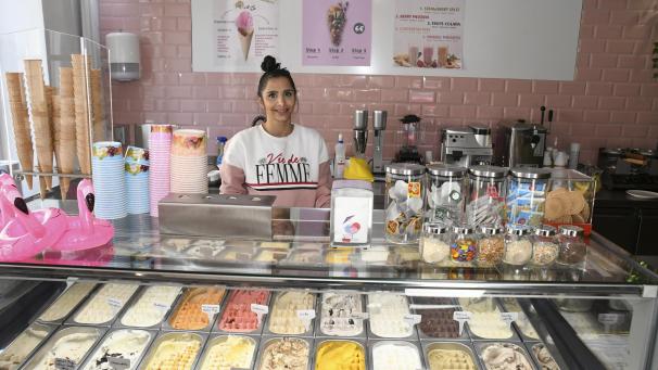 <p>Rana Moghol reicht in ihrem pinken Eiscafé auch Smoothies und „Bubble Waffel“ über die Theke.</p>