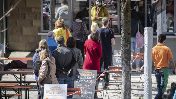<p>Menschen stehen in einem Biergarten an der Kasse an, um Essen und Trinken zu bestellen. Dank des Tagestickets, sind Besuche in der Außengastronomie in Tübingen möglich.</p>