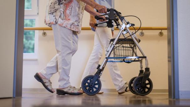 <p>Mit der Corona-Prämie sollen die Leistungen des Personals im Pflegebereich in der Coronakrise anerkannt werden. Für viele Kritiker ist die Summe aber nur ein Tropfen auf den heißen Stein.</p>