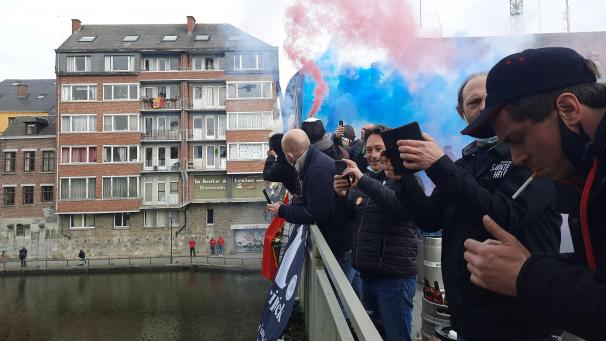 <p>Abgelaufenes Bier wurde am Donnerstag in die Sambre geschüttet.</p>