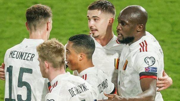 <p>Leander Dendoncker (l.) überzeugte gegen Wales.</p>