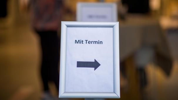 <p>Ins Geschäft nur nach Terminabsprache.</p>