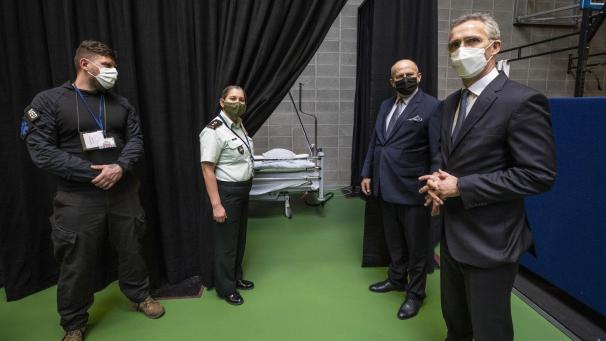 <p>Dieses von der NATO zur Verfügung gestellte Foto zeigt Jens Stoltenberg (rechts), Generalsekretär der NATO, und Zbigniew Rau (2.v.r), Außenminister von Polen, die medizinisches Personal treffen, welches NATO-Personal mit einen Covid-19-Impfstoff verabreichen sollen.</p>
