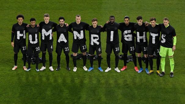 <p>Die Spieler der deutschen Nationalmannschaft standen am Donnerstagabend zusammen und bildeten den Schriftzug „Human Rights“.</p>