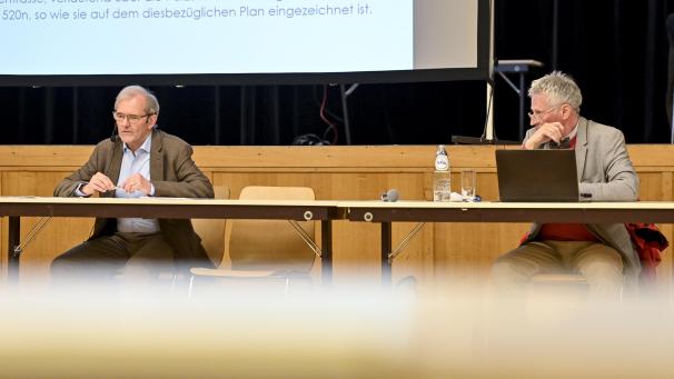 <p>Physisch nah beieinander, politisch mittlerweile aber meilenweit voneinander entfernt: Erwin Güsting (l.) und Ulrich Deller (r.).</p>