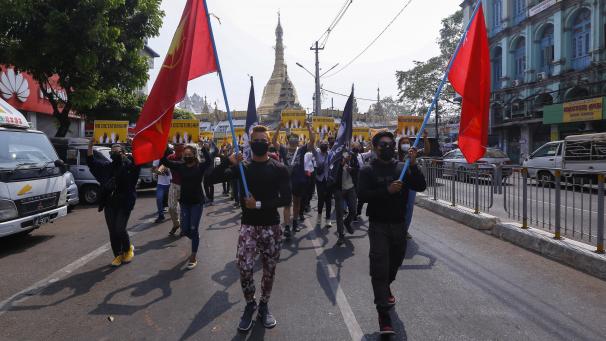<p>Demonstranten nehmen in Yangon an einem Protest gegen die Militärjunta teil.</p>
