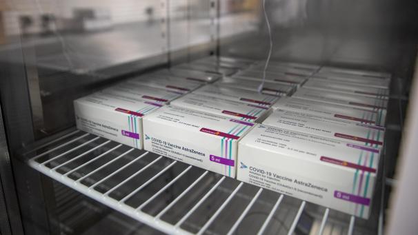 <p>Astrazeneca-Ampullen in einem Kühlschrank.</p>