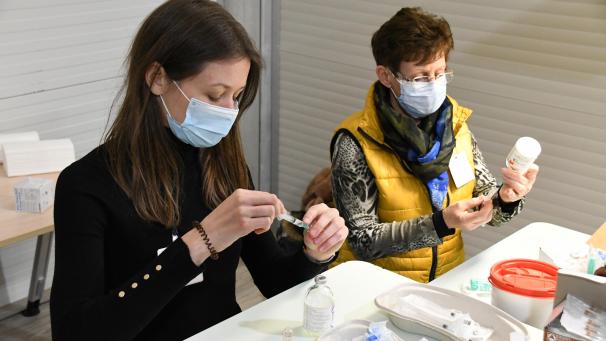 <p>Bislang fielen rund 400 „übriggebliebene“ Dosen Impfstoff an. Demnächst sollen sich Interessenten für eine solche Dose in eine spezifische Liste eintragen können.</p>