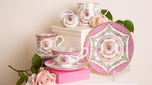<p>Das offizielle Porzellanservice zum 95. Geburtstag der Queen.</p>