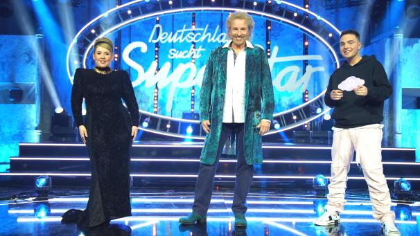 <p>Sängerin Maite Kelly, Moderator Thomas Gottschalk und Sänger Mike Singer stehen vor dem Halbfinale der Castingshow Deutschland sucht den Superstar (DSDS) auf der Bühne.</p>
