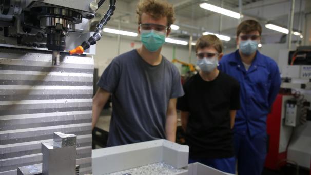 <p>Philipp Schmetz, Laurenz Weidemann und Marvin Schumacher wenden stolz die neuen Maschinen an.</p>