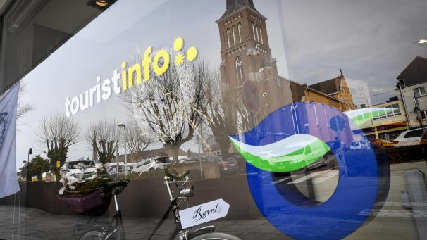 <p>Im Schatten des Kirchturms befindet sich in Kelmis seit Neuestem die Tourismusinformationsstelle (TIS).</p>