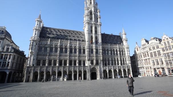 <p>Menschenleerer Grand'Place im Herzen von Brüssel in der vergangenen Woche: Premierminister Alexander De Croo legt sich nicht auf konkrete Zielvorgaben fest. Priorität haben Schulen, die am 19. April wieder komplett öffnen sollen.</p>
