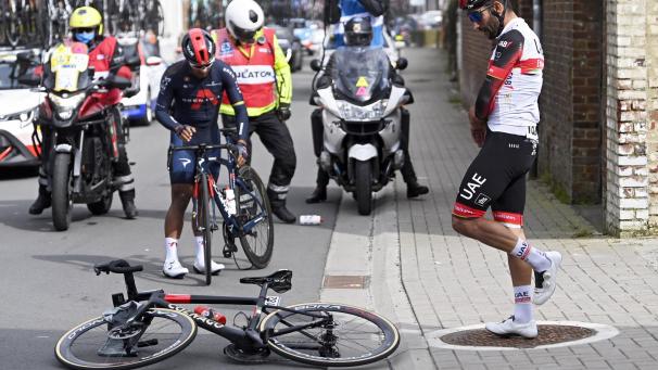 <p>Fernando Gaviria (UAE Team Emirates/rechts) und Jhonatan Narvaez (Ineos-Grenadiers) nach ihrem Sturz am Freitag</p>