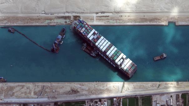 <p>Ein Satellitenbild zeigt das festgesetzte Containerschiff „Ever Given“ im Suezkanal, das die wichtige Schifffahrtsstraße zwischen Asien und Europa blockiert.</p>