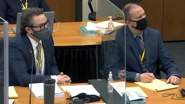 <p>Derek Chauvin (r.), Ex-Polizist und Hauptangeklagter im Mordprozess nach der Tötung von George Floyd, und dessen Anwalt Eric Nelson (l), nehmen an einer Anhörung am Gericht von Hennepin County teil.</p>