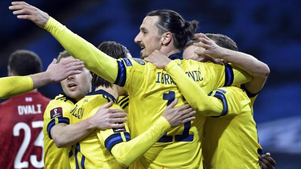 <p>Schwedens Zlatan Ibrahimovic (M) und seine Teamkollegen jubeln über das Tor zum 1:0 gegen Georgien.</p>