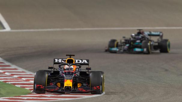 <p>Vier Runden vor Schluss lag Max Verstappen nur ganz kurz vor Lewis Hamilton.</p>