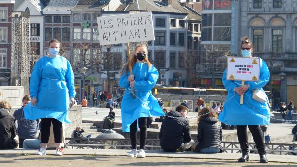 <p>Am Mittwoch protestierten Patienten mit Mukoviszidose vor dem Justizpalast in Lüttich. Sie hatten eine Crowdfunding-Kampagne ins Leben gerufen, um die Finanzierung des Gerichtsverfahrens zu unterstützen.</p>