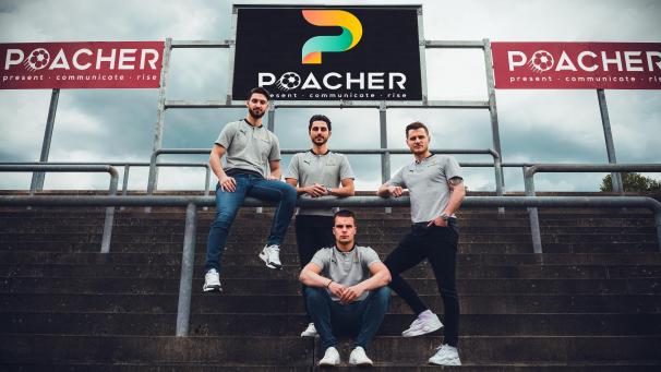 <p>Marcel Andrijanic (hintere Reihe l-r), Oliver Ioannou, Noel Below und Yannik Jaeschke (unten) von POACHER Sports im Leimbachstadion</p>