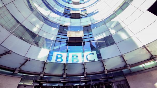 <p>Das Sender-Logo prangt am Eingang zur BBC-Rundfunkanstalt. Die BBC hält große Stücke auf ihre Unparteilichkeit und Integrität. Auf patriotische Jubel-Arien oder Seitenhiebe gegen die EU wartet man beim Nachrichtenkanal BBC News vergebens. Auch private Sender wie ITV oder Sky News legen großen Wert auf Unbefangenheit.</p>