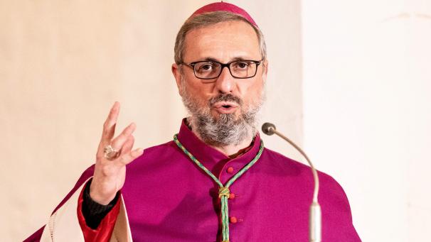 <p>Heße, katholischer Erzbischof von Hamburg, predigt beim ökumenischen Gedenk-Gottesdienst für die Opfer und Leidtragenden der Corona-Pandemie in der Kieler St. Nikolai Kirche.</p>