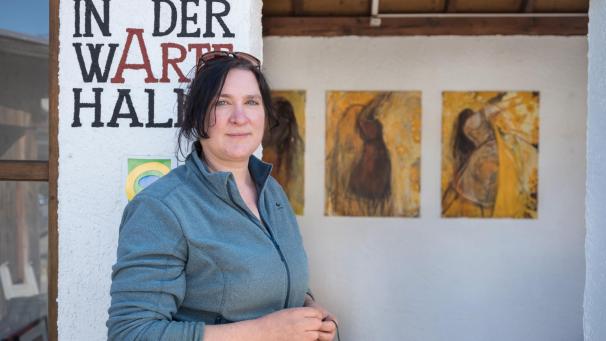 <p>Sabine Rixen arbeitet seit 2009 als freischaffende Künstlerin in Ostbelgien. Bis September zeigt sie ihre Bilder in der Artehalle.</p>