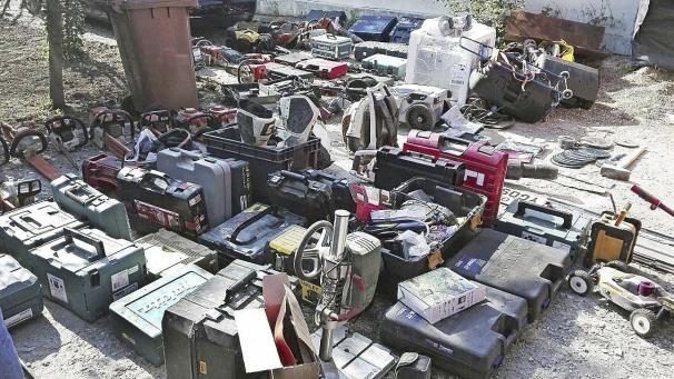 <p>In Rumänien stellte die Polizei Diebesgut sicher. 94 Gegenstände konnten 39 Tatorten zugeordnet werden. Allein in der Eifel wurden 800 Gegenstände entwendet.</p>