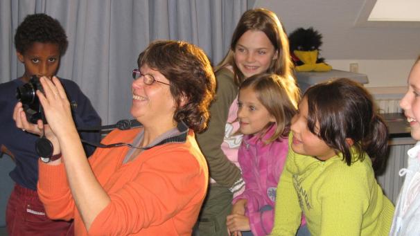 <p>Eines der wenigen Bilder, die es von Ingrid Rossi bei der Arbeit gibt. Sie stand lieber hinter der Kamera.</p>