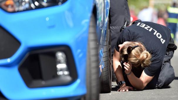 <p>Ein Schnappschuss aus dem Jahr 2019: Polizeikontrolle an den Reifen eines Autos beim „Car-Freitag“</p>