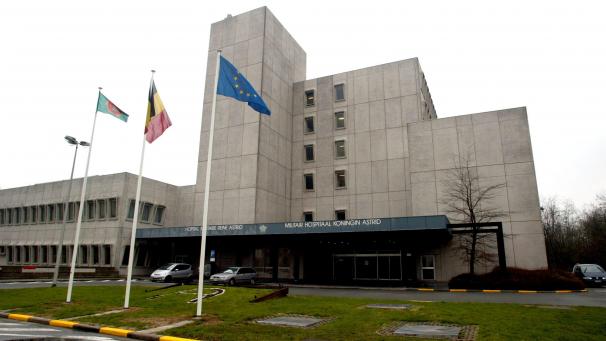 <p>Ein Blick von außen auf das Militärkrankenhaus in Neder-over-Hembeek</p>