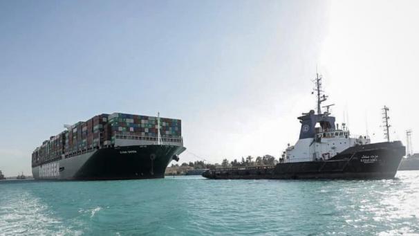 <p>Das Containerschiff «Ever Given» fährt in Begleitung von Schleppern über den Suezkanal.</p>