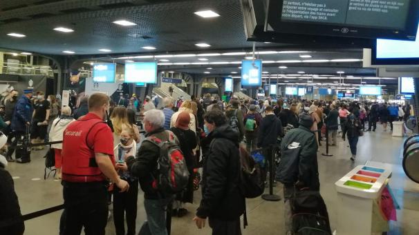 <p>Unter anderem am Brüsseler Südbahnhof (Bruxelles-Midi) ist es am Dienstagmorgen ordentlich voll gewesen.</p>