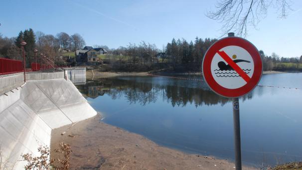 <p>Das bereits länger bestehende Verbot, in der Nähe der Bütgenbacher Staumauer zu schwimmen, wurde nun auch in die Allgemeine verwaltungspolizeiliche Verordnung aufgenommen, die zur Ahndung von Ordnungswidrigkeiten auf dem Gebiet der fünf Eifelgemeinden maßgebend ist.</p>