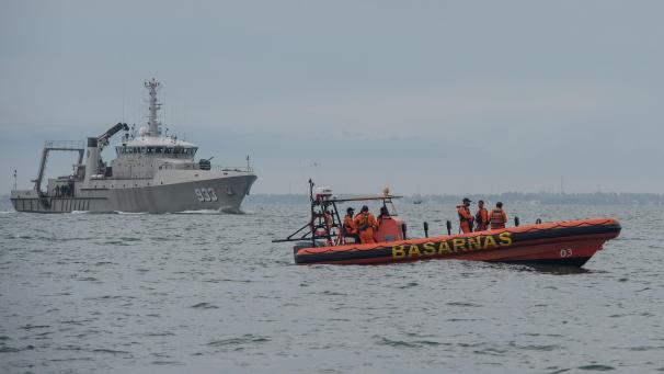 <p>Retter auf der Suche nach dem abgestürzten Jet der Sriwijaya Air in den Gewässern vor der Insel Java.</p>