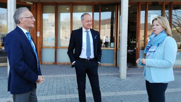 <p>Philippe Felten (Mitte, neben Christian Krings und Claudia Niessen) ist neuer Generaldirektor der DG-Kliniken.</p>