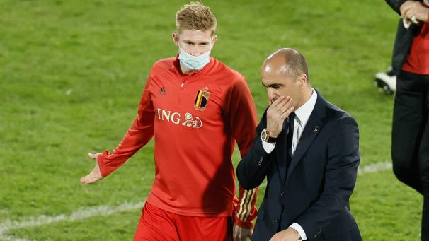 <p>Roberto Martinez (hier im Gespräch mit Kevin De Bruyne) fordert einen Kader von 26 bis 27 Mann.</p>