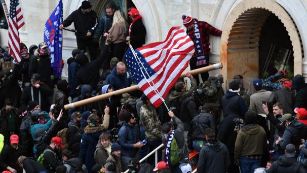 <p>Anhänger des damaligen US-Präsidenten Trump stürmen das US-Kapitolgebäude, wo die Abgeordneten den Sieg des gewählten Präsidenten Biden bei der Wahl im November bestätigen sollten. Bei der Erstürmung des Sitzes des US-Kongresses Anfang Januar haben sich nach Schätzungen der Kapitol-Polizei etwa 800 Anhänger von Trump Zutritt zu dem Gebäude verschafft.</p>
