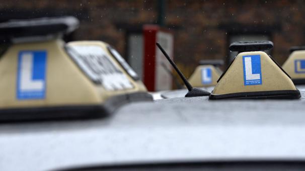 <p>In Flandern ist es möglich, einen vorläufigen Führerschein zu bekommen, ohne jemals überhaupt mit einem Pkw gefahren zu sein.</p>