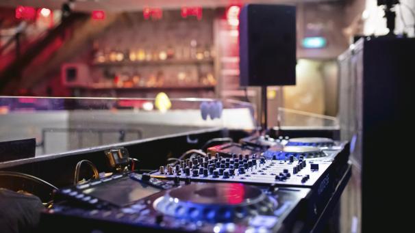 <p>Fünf DJs wechseln sich im Triangel-Livestream ab.</p>