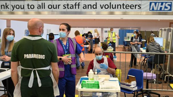 <p>Das Impfen in den britischen Impf-Zentren funktioniert deutlich besser als in europäischen, auch weil sich die Regierung um Boris Johnson frühzeitig um deren Aufbau kümmerte.</p>