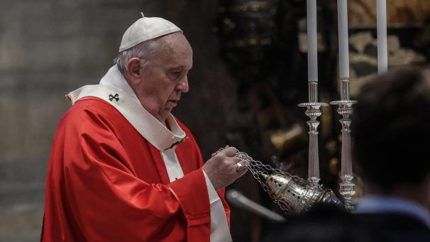 <p>Papst Franziskus schwenkt ein Weihrauchgefäß während er im Petersdom die Palmsonntagsmesse feiert.</p>