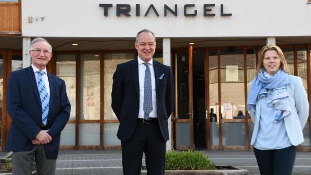 <p>Die Verwaltungsratsvorsitzenden Claudia Niessen (Eupener St. Nikolaus-Hospital) und Christian Krings (Klinik St. Josef) konnten am Mittwochvormittag in St.Vith Philippe Felten (Mitte) als neuen gemeinsamen Generaldirektor beider DG-Krankenhäuser vorstellen.</p>