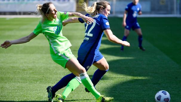 <p>Kathrin Hendrich (l.) stand 90 Minuten auf dem Feld.</p>